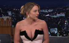 Фаталната русокоса има ново момче, но се уште зборува за колегата: „Обожавам да бидам со него“