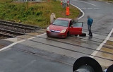 (Видео) Снимка од Полска: тркало од автомобил падна среде шини додека се приближуваше воз