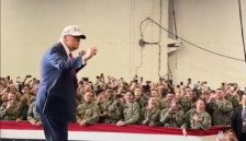 (Видео) Трамп прогласен за мировник во Јужна Кореја, оркестарот му ја свиреше омилената песна