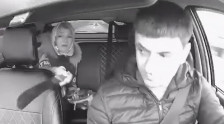 (Видео) Русинка му се заканува на таксист со мачета затоа што не ѝ се допаѓала музиката што ја пуштал