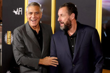 (Фото) Скромниот милионер ги насмеа сите: „Се чувствувам ужасно, не можам да поднесам панталони и глупави кошули“