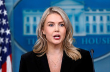 (Видео) Трамп навреди новинарка, Белата куќа: Ова ја одразува неговата отвореност