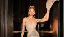 (Фото) Прекрасната манекенка ги изненади сите во Њујорк со длабоко деколте