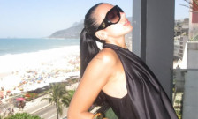 Дуа Липа ужива во Бразил и објавува фотографии од плажата и градот