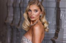 (Фото) Елса Хоск за малку ќе откриеше премногу во фустан со смел шлиц