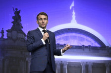 Франција ги забрани мобилните телефони во основните училишта, Макрон: Ќе ги забраниме и во средните училишта