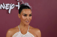 (Фото) Ким Кардашијан во бело ги откри своите прекрасни облини