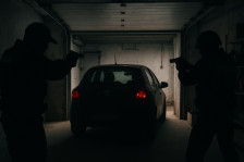 Бомба најдена во автомобил во гаража во Скопје, сопственикот на возилото добил заканувачка порака, МВР влегло во објектот