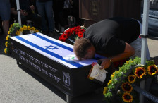 Хамас ги предаде телата на тројцата заложници