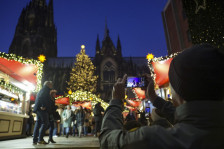 Мерц: Ме вознемирува што не можеме да имаме божиќни пазари без големо осигурување