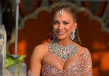 (Фото/Видео) И во индиско сари - градите во преден план: Џеј Ло главна ѕвезда на свадбата на милионери