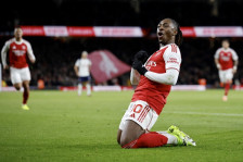 (Видео) Арсенал го декласира Тотенхем, хет-трик на Езе