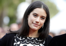 (Фото) Никој не го очекуваше ова од скромната убавица: Ги сруши сите митови со фотографија во топлес