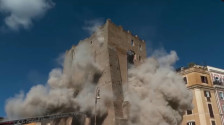 (Видео) Се урна дел од кулата Торe деи Конти во центарот на Рим - еден работник заробен под урнатините, четворица спасени