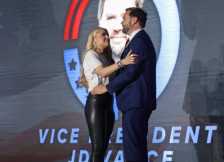 (Видео) „Во кожни панталони и блиска прегратка, таа тагува по својот сопруг“: снимка од вдовицата на Чарли Кирк и Венс предизвика лавина коментари