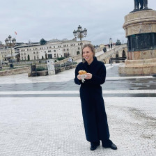 (Фото) Шведска министерка го започна денот во Скопје со симит погача: „Енергичен појадок пред нејзината прва средба“