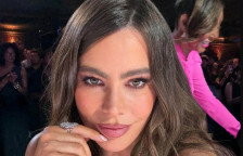 (Фото) Колумбиската „бомба“ во фустан од Викторија Бекам