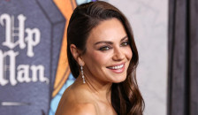 (Фото) Не мора да се соблече за да биде „главна“: елеганцијата е нејзиното второ име