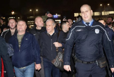 (Видео) Обрадовиќ се врати во Белград – навивачите му приредија спектакуларен пречек на аеродромот