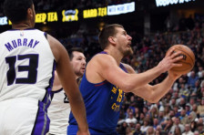 Некогаш и Јокиќ не може сам, Денвер поразени од Сакраменто