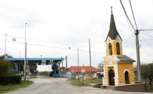 Во Словенија од денеска границите ќе ги чува и војската