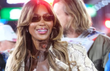 (Фото) Каква убавица: славната манекенка од 90-тите гледаше Формула 1 во шик облека