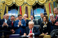 (Видео) Трамп потпиша договор: се стави крај на најдолгата блокада на владата на САД во историјата
