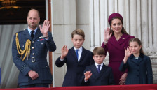 Принцот Џорџ сака мобилен телефон, но неговиот татко не му дозволува