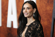 (Фото) Го прослави 63-тиот роденден во најсекси издание: никој не го тргна погледот од Деми Мур