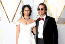 (Фото) Сопругата на Метју Меконахи покажа како тој изгледа без маица на 56 години