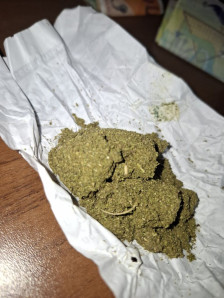 (Фото) Петмина уапсени на територија на СВР Струмица, пронајдена дрога, воздушна пушка и пиротехнички средства