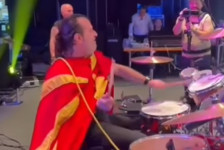 (Видео) Аца Лукас објави видео со „Јовано Јованке“ завиткан во македонското знаме и напиша „Ја сакам Македонија“