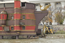 (Фото) Ѓорѓиевски: Кејот на Вардар ќе се чисти секојдневно, скопјани заслужуваат убава, уредена и чиста метропола