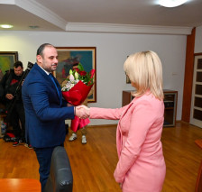 Со букет цвеќе Ѓорѓиевски ја испрати Арсовска и ја презема градоначалничката функција