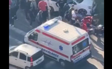 (Видео) Автомобил удри во група луѓе: има повредени во Белград