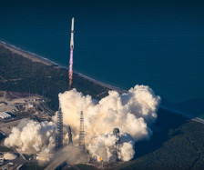 (Видео) Историско лансирање на „Блу Ориџин“: ракетата „Њу Глен“ полета кон Марс