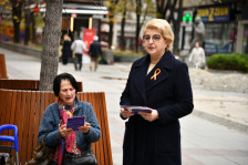 Пратеничките делеа флаери на стартот на кампањата „16 дена активизам против насилство врз жените и девојките“