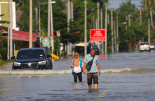 (Видео) Поплавите во Малезија погодија 11.000 луѓе