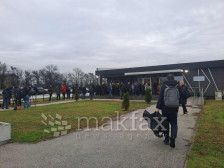 (Фото) Почнува судењето за пожарот во „Пулс": Роднини на загинатите молкум го следат пристигнувањето на обвинетите