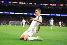 (Видео) Цела Европа зборува за голот на Мики ван де Вен