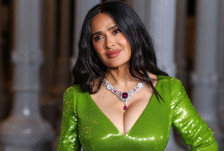 (Фото) Салма Хајек блесна на гала вечера во Лос Анџелес: никој не можеше да ги тргне очите од нејзините гради