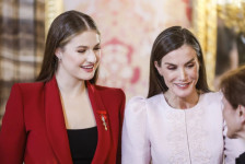 (Фото) Шпанската кралица е секогаш во тренд: вистински пример за женствено облекување