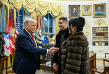 (Фото) „Во споредба со Меланија, таа изгледа како селанка“: Убавата Георгина повторно трпи навреди