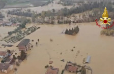 (Видео) Бурата Клаудија ја опустошува Европа, неколку земји се најтешко погодени: маж загина додека спасуваше сосед