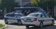 Девојка нападнала полицаец со нож во Белград, тој ја застрелал во ногата