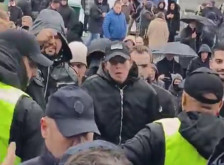 (Видео) Тепачка во Белград: опозицијата се судри со полицијата