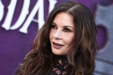 (Фото) Ги покажа своите неверојатни нозе во мини фустанче: кој би помислил дека има 56 години?