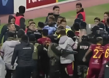 (Видео) Масовна тепачка во Боливија, судијата подели 17 црвени картони