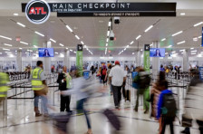 Америка драстично ги намалува летовите поради блокадата на владата