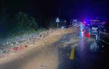 (Фото) Шест патници во автобус загинаа при лизгање на земјиште во централен Виетнам